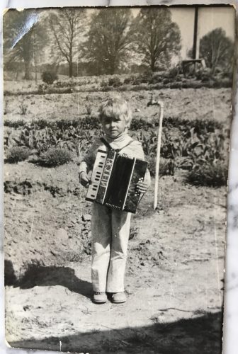 5 letni Darek Światłowski gra na akordeonie